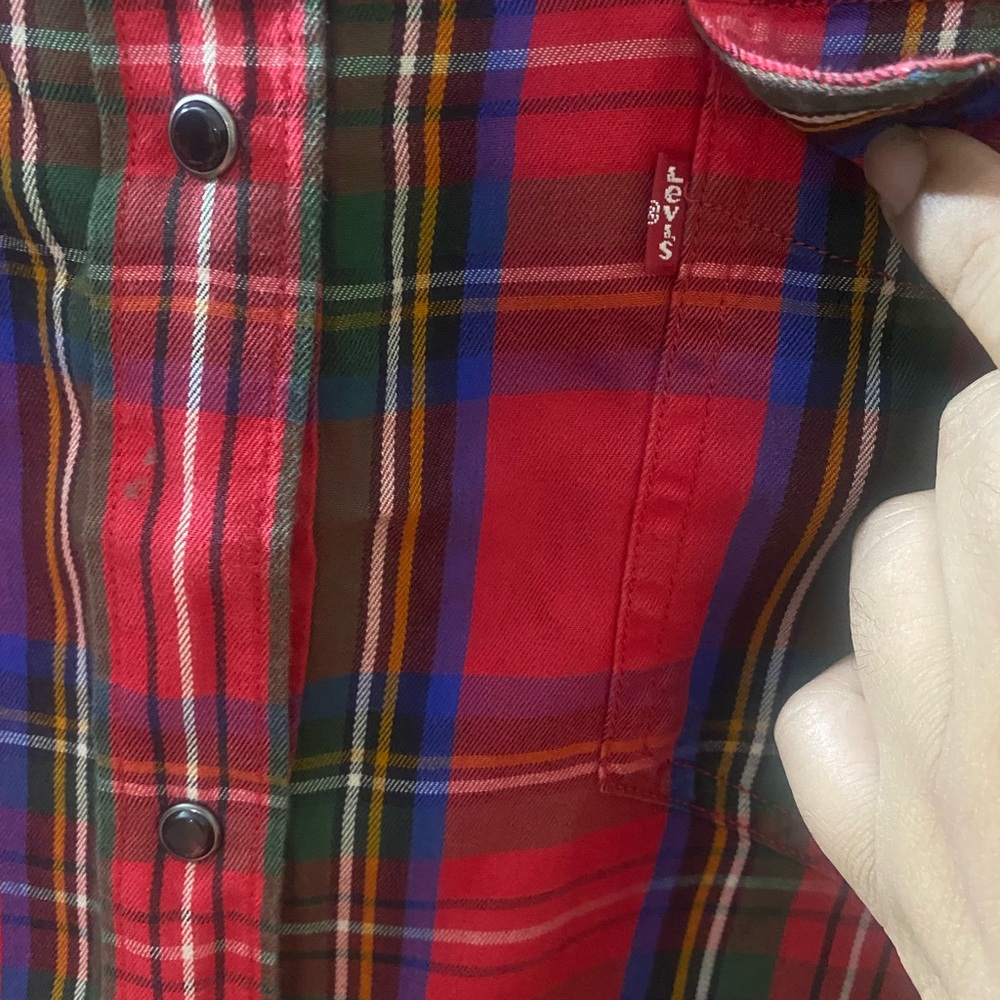 Levi’s Women’s Red Check Cropped Shirt - Picture 8 of 8